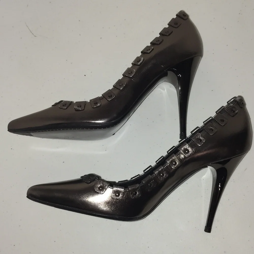 Burberry metallic Grey color Leather Pointy Toe Spike Heel Pumps 37.5 (6.5) (7)
